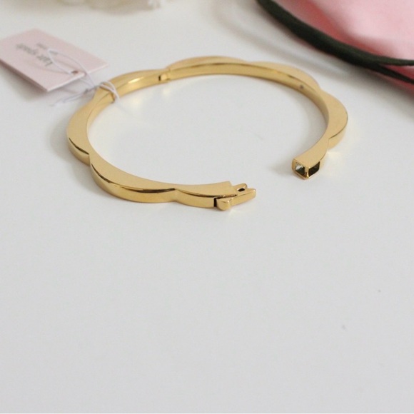 KATE SPADE SCALLOP HINGE BANGLE - Picture 6 of 12